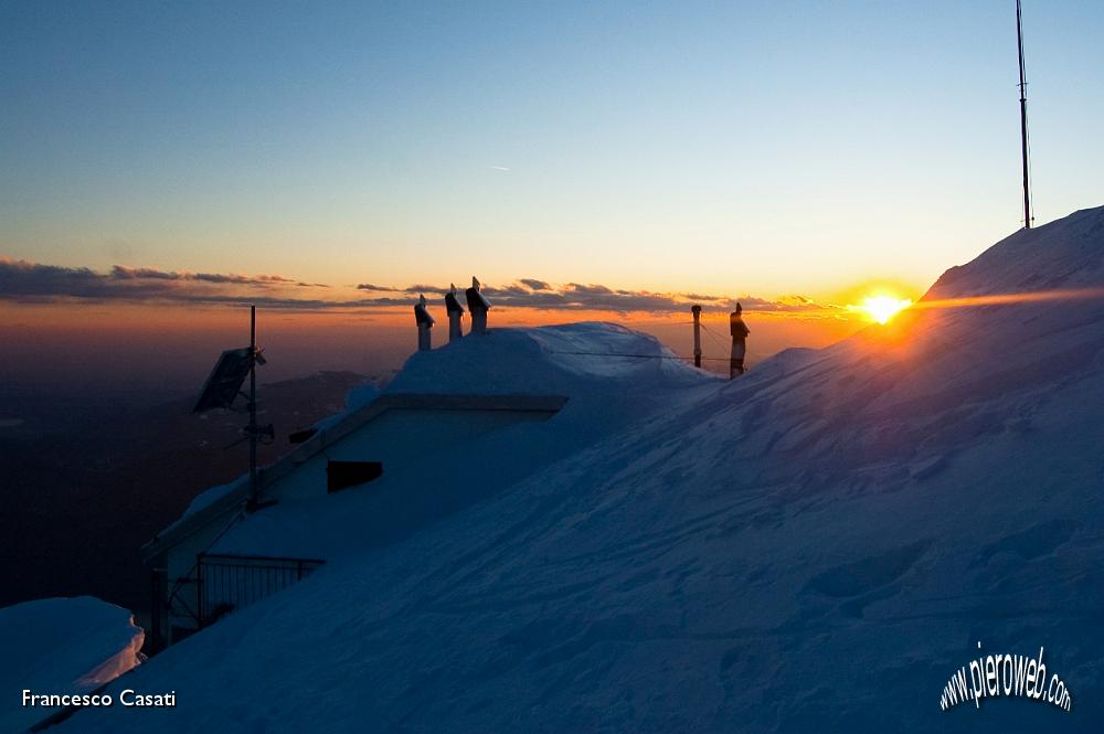 009 Il sole scende dietro al rifugio.jpg